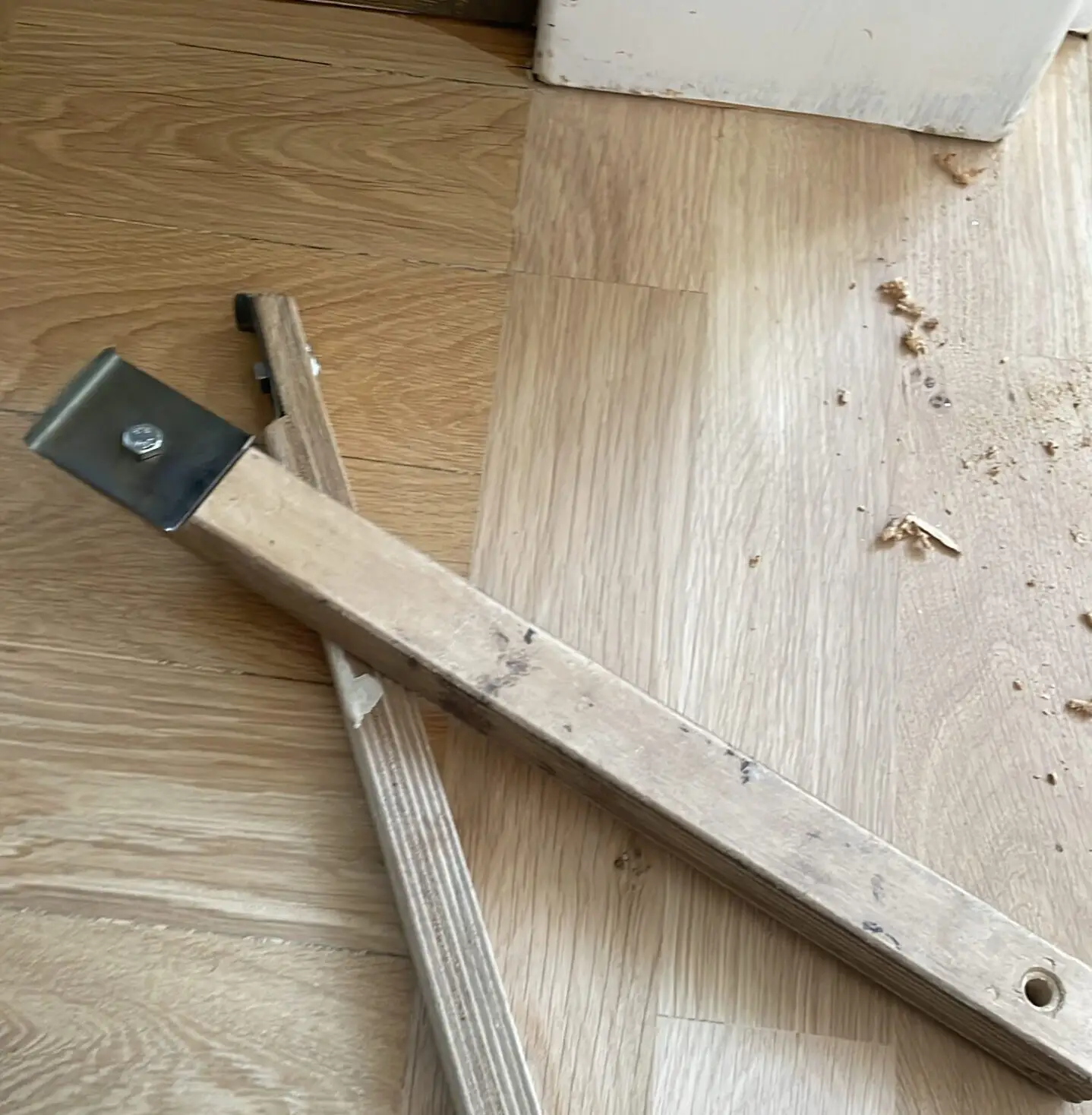 "Expert på parkettslipning och invändig målning i Täby – Floor21 AB ger ditt hem nytt liv."
