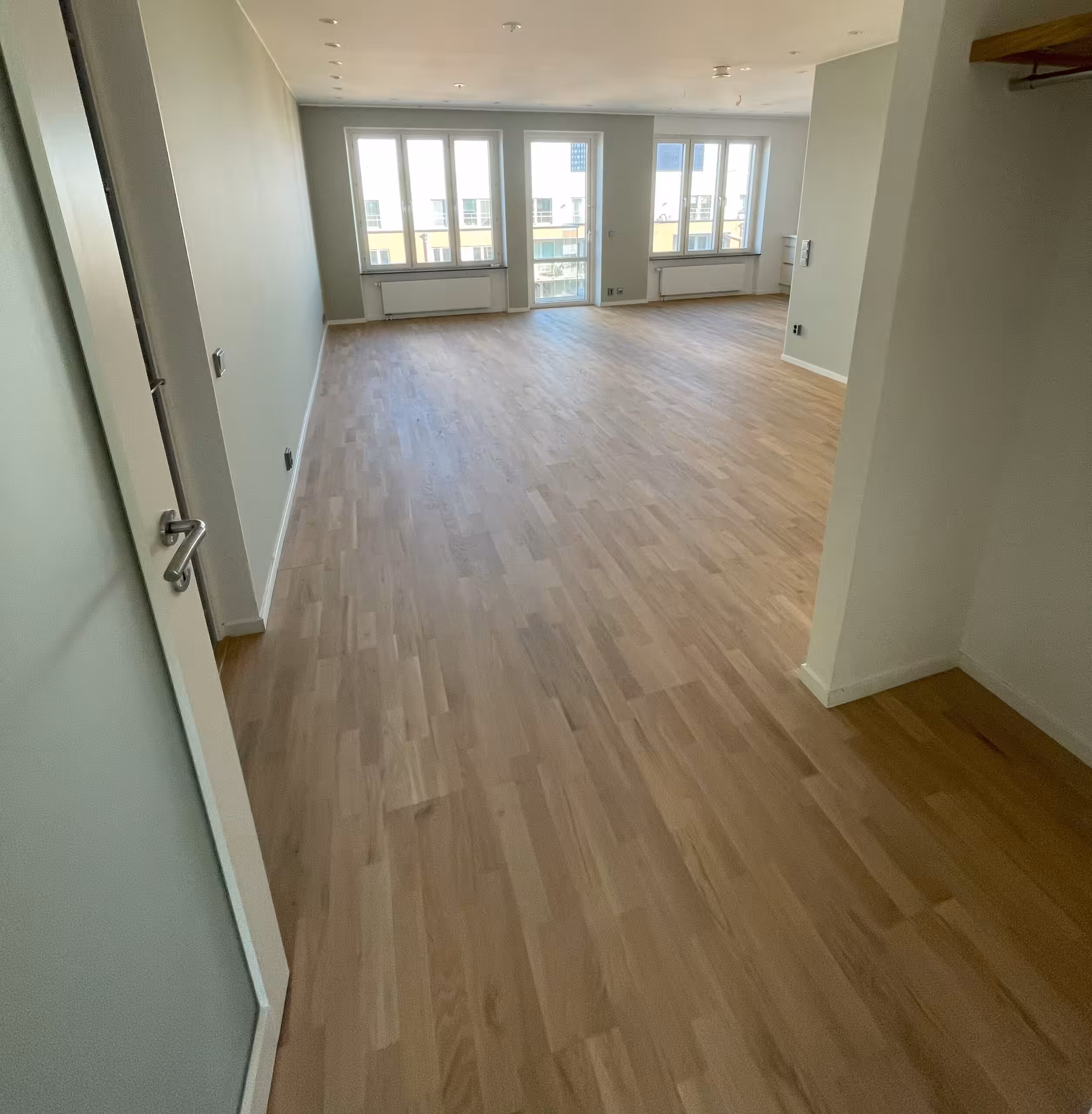 Målare målar väggar i lägenhet