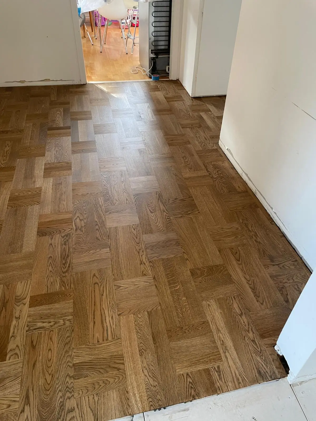 Dammfri slipning av furugolv före och efter