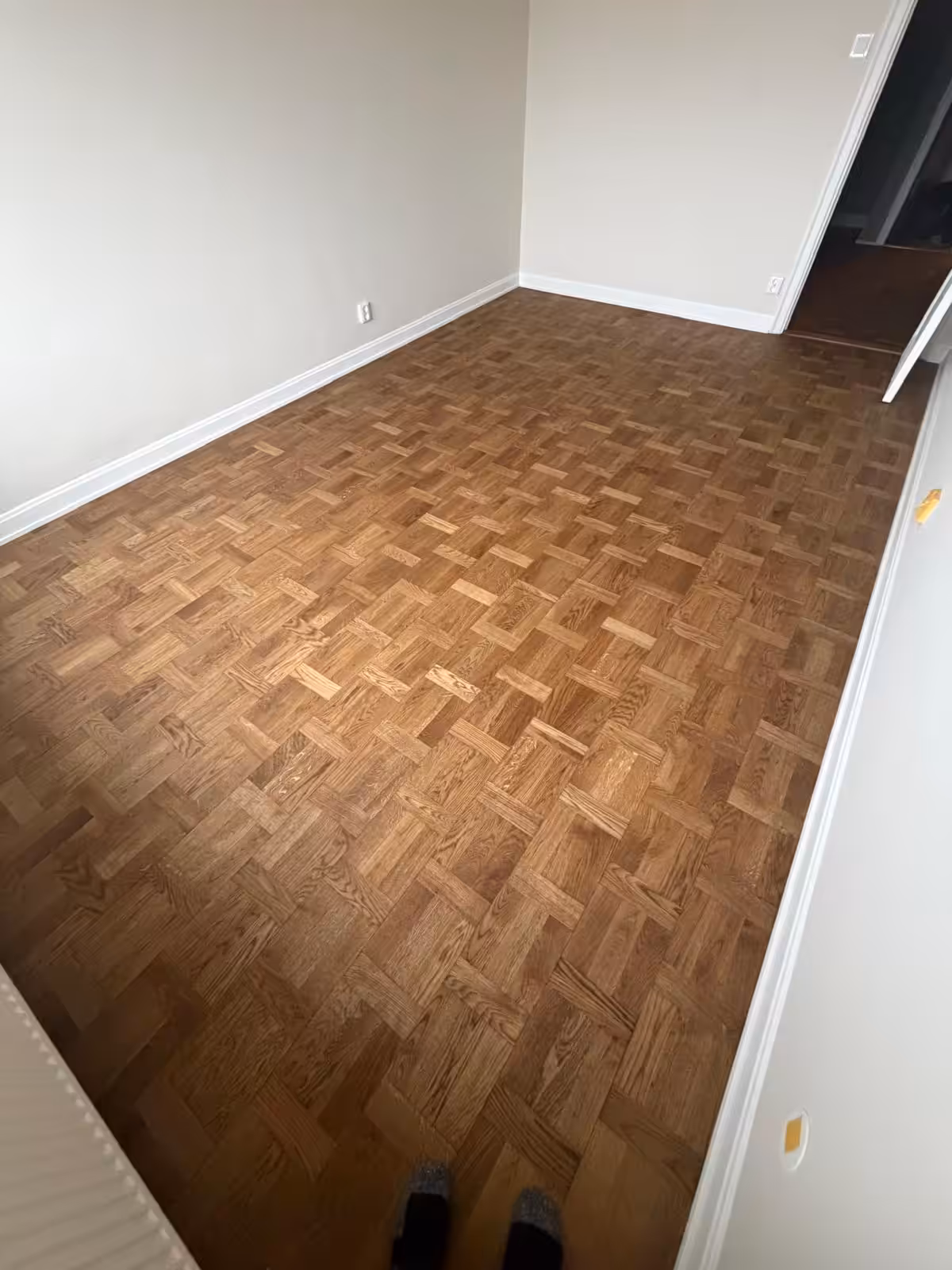 Nyslipad fiskbensparkett med blank yta