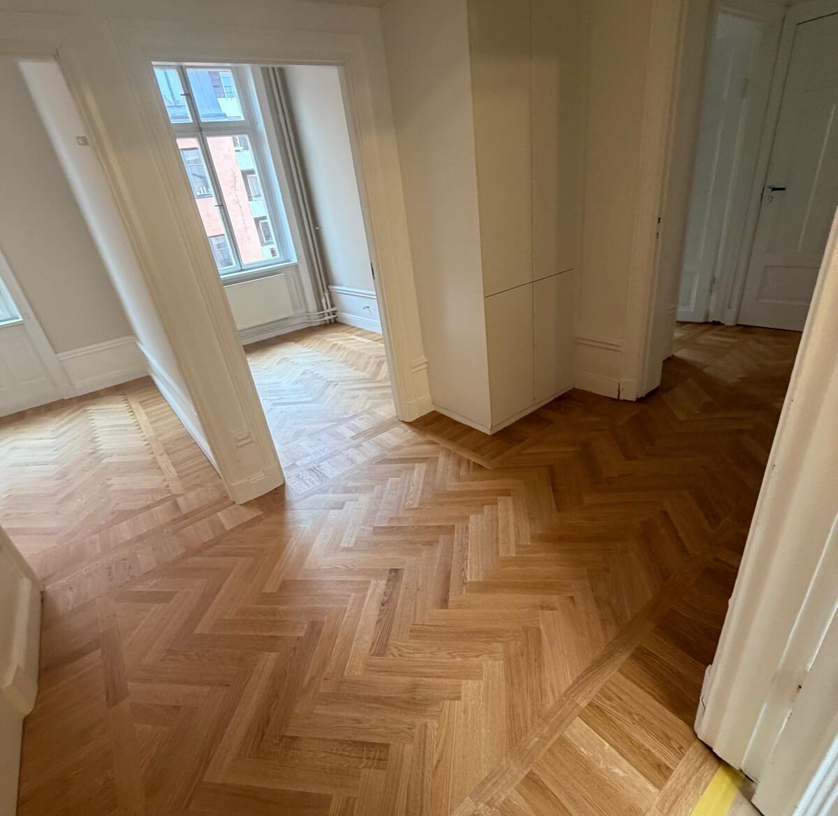 Kombinerad golvrenovering och målning i Stockholm City utförd av hantverkare från Floor21 AB.