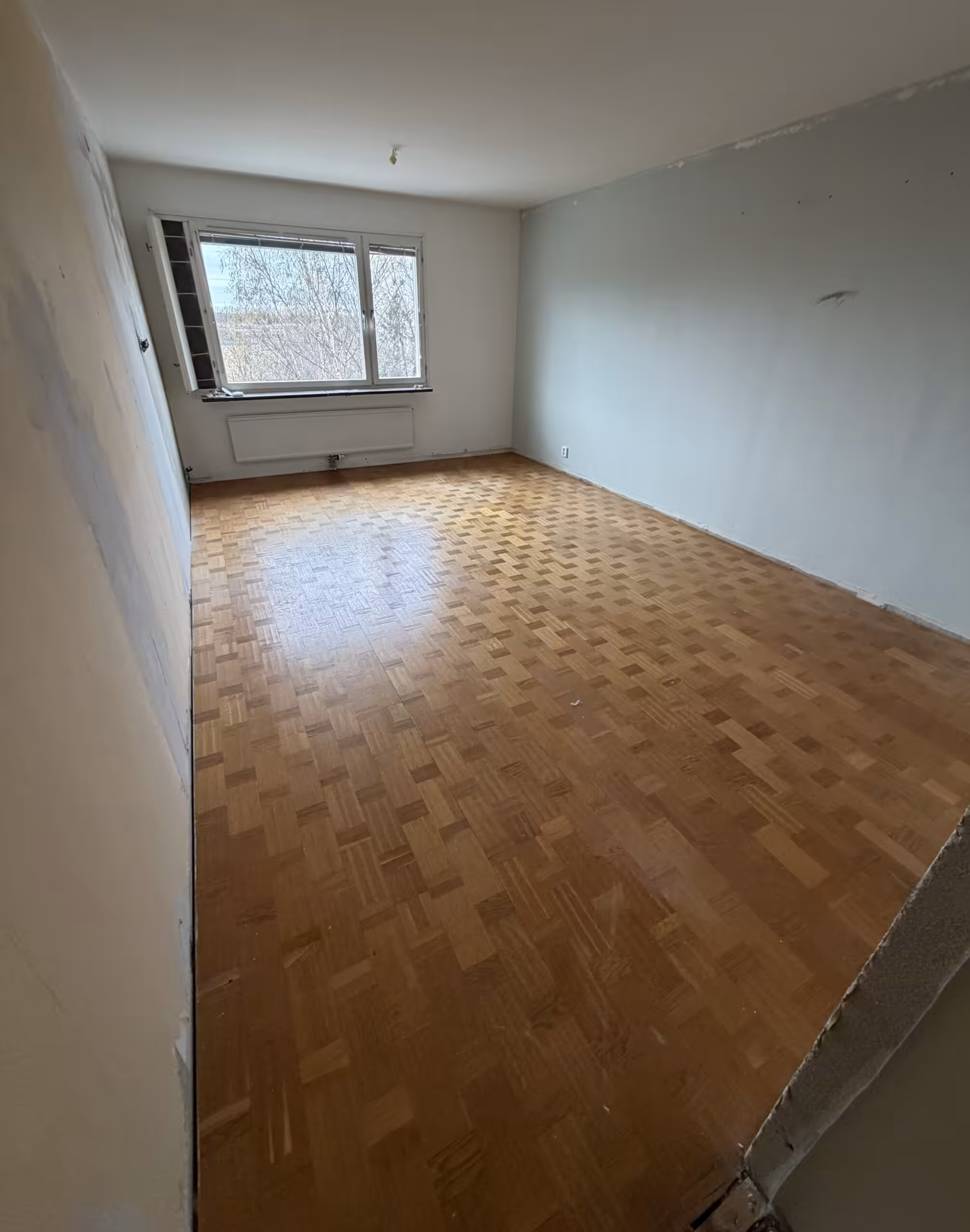 Slitet trägolv före golvslipning i Järfälla – behov av renovering